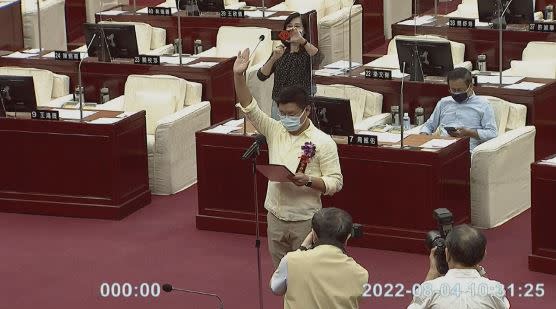 民進黨台北市議員陳賢蔚遞補宣誓就職典禮。（圖／台北市議會）