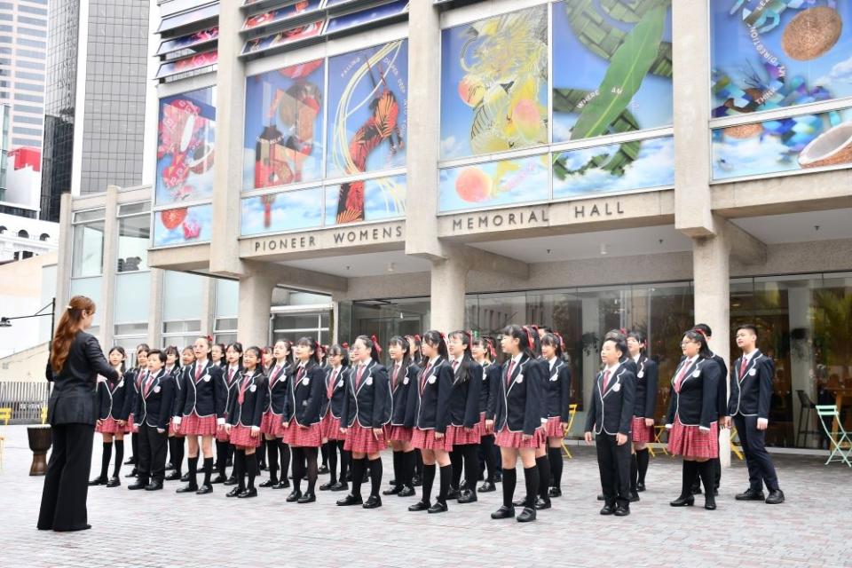 《圖說》少年合唱團於Freyberg Square 進行快閃表演。〈教育局提供〉