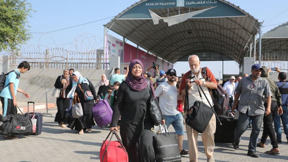 Flüchtlinge aus dem Gazastreifen am Grenzübergang Rafah.