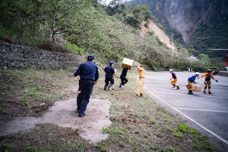 警方與空勤搬運物資上直升機。（圖／警方提供）