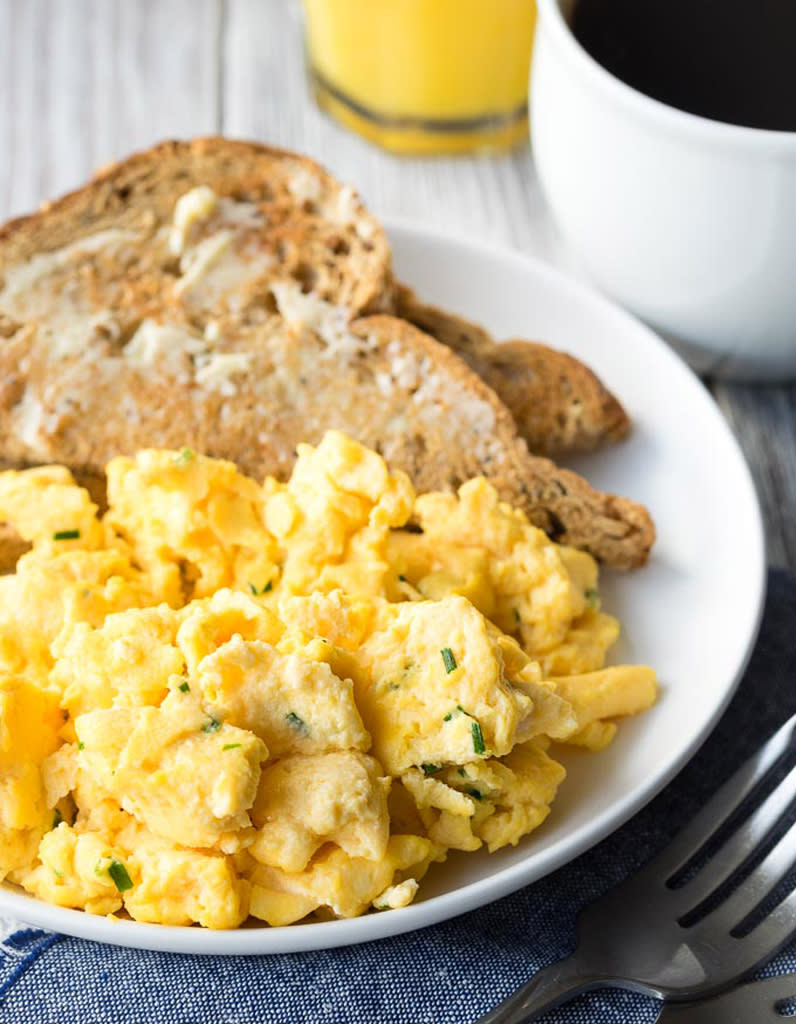 <p><b>Le bon mix</b> : beurre + ciboulette + œufs + cream cheese</p><p>Découvrir la <a href="https://www.theworktop.com/breakfast-brunch-recipes/cream-cheese-eggs-scrambled/" rel="nofollow noopener" target="_blank" data-ylk="slk:recette;elm:context_link;itc:0;sec:content-canvas" class="link ">recette</a></p><br>