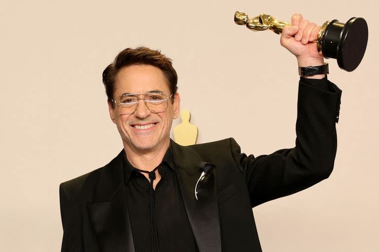 Robert Downey Jr. muy orgulloso con su Oscar en mano 