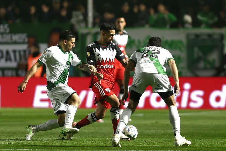 Lanzini maniobra entre Remedi y Álvarez