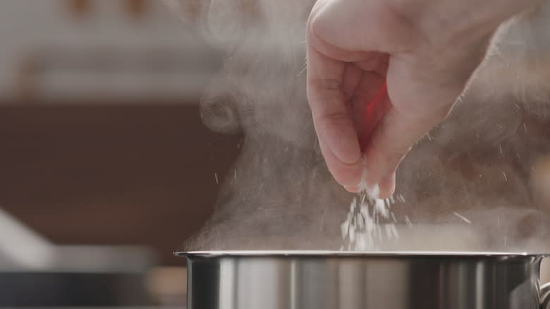 hand salting steaming pot