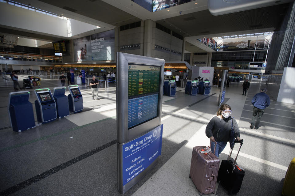 Una terminal semivacía en el Aeropuerto de Los Ángeles, con muy pocos viajeros a causa de la epidemia de coronavirus. (AP)