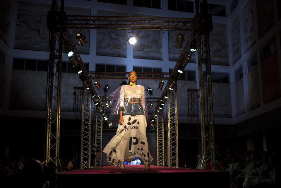 Una modelo presenta una creación de Clandestina durante un desfile de modas en La Habana, Cuba, el jueves 15 de noviembre de 2018. La iniciativa combina el diseño de moda de los empresarios cubanos de la marca con el respaldo del gigante tecnológico Google. (AP Foto / Desmond Boylan)