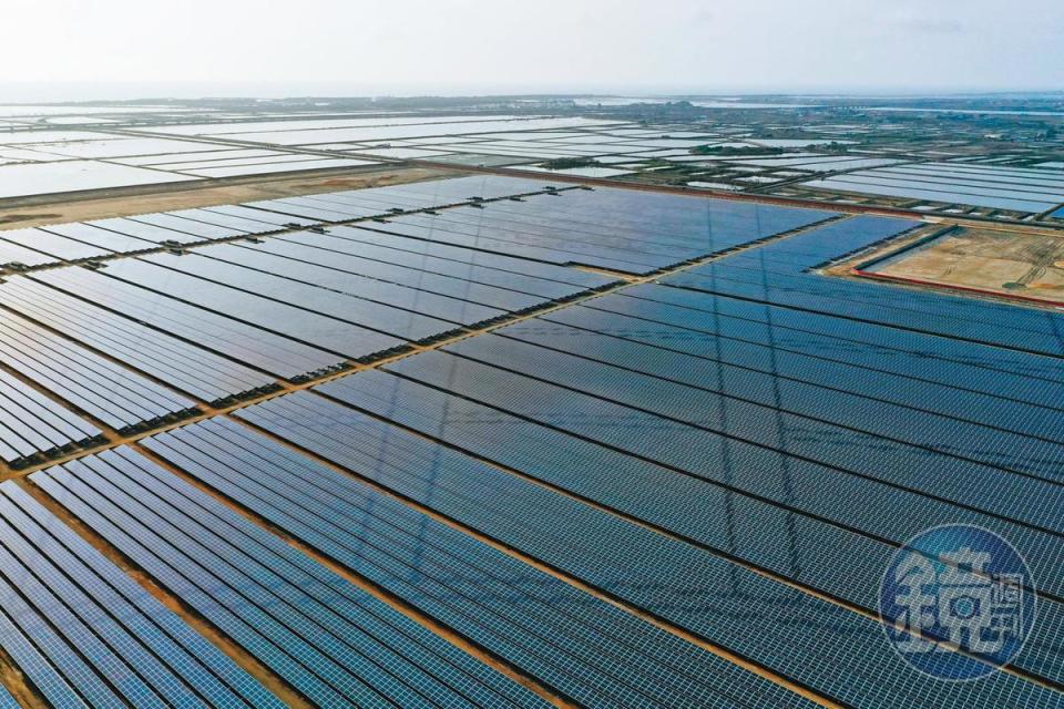 雲林縣口湖鄉長林哲凌涉嫌利用太陽能光電業者取得土地過程，遭地方居民圍路抗爭，趁機索賄1千4百多萬元，遭收押禁見。