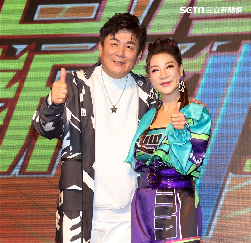 楊繡惠（右）與劉家榮曾宣傳《台灣新刻盤》。（圖／記者邱榮吉攝影）
