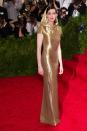 <p>Designer und Stars gehen die Kleiderwahl für die Met Gala oft nach dem Motto „Mehr ist mehr“ an. Deshalb stach Anne Hathaway 2015 zum Thema „China: Through the Looking Glass“ besonders heraus. Ihr schmal geschnittenes Kleid war an Schlichtheit kaum zu überbieten – wären da nicht der goldene Stoff, die Kapuze und der hohe Beinschlitz gewesen. (Bild: AP Photo) </p>