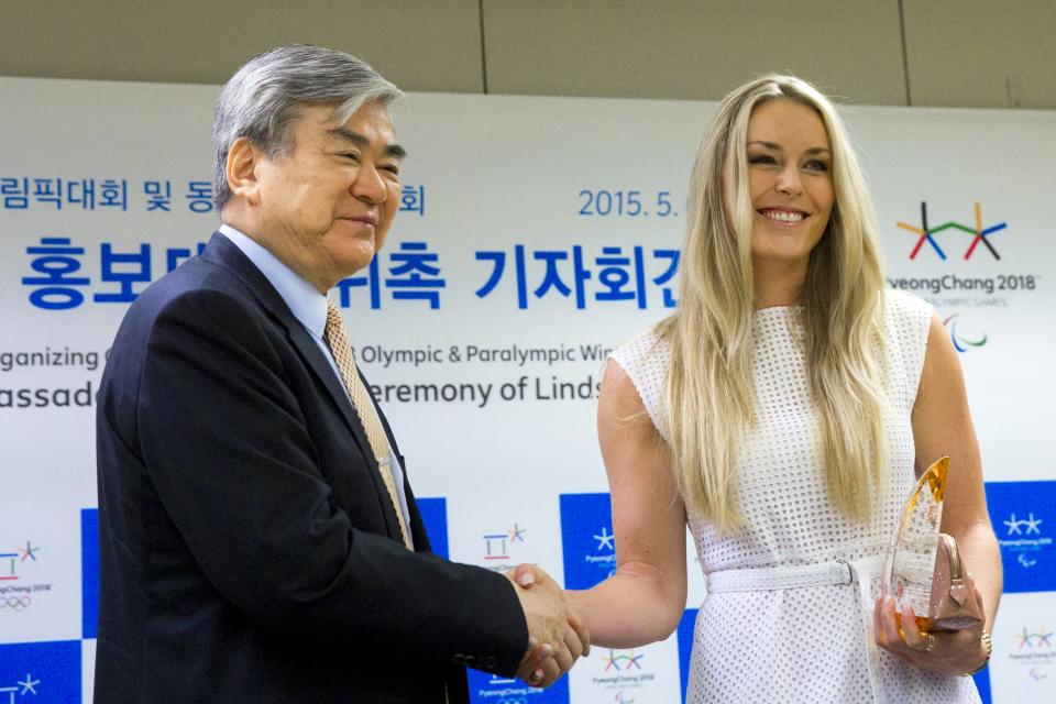 Cho Yang-ho, head of the organizing committee for the 2018 PyeongChang Winter Olympics, shakes hands with U.S. skier Lindsey Vonn after a news conference in Seoul