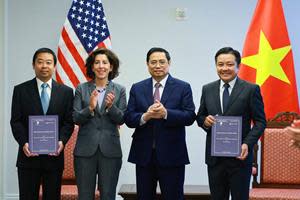 Witnessed by Vietnamese Prime Minister Pham Minh Chinh and US Secretary of Commerce Gina Raimondo, VNPT General Director Huynh Quang Liem and Vice President of Finance at Casa Systems Billy Sugianto sign the MoU between the two parties. Photo: VNA
