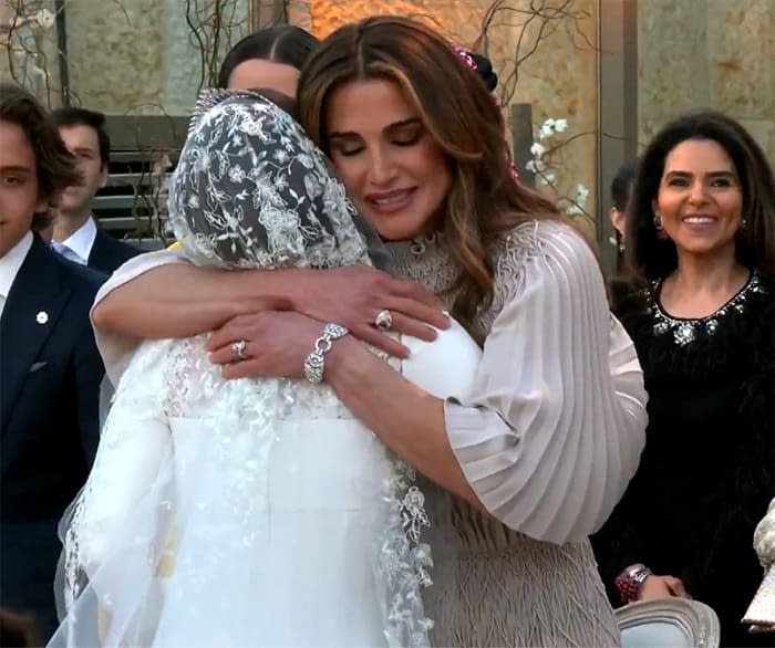 Rania de Jordania abraza a su hija