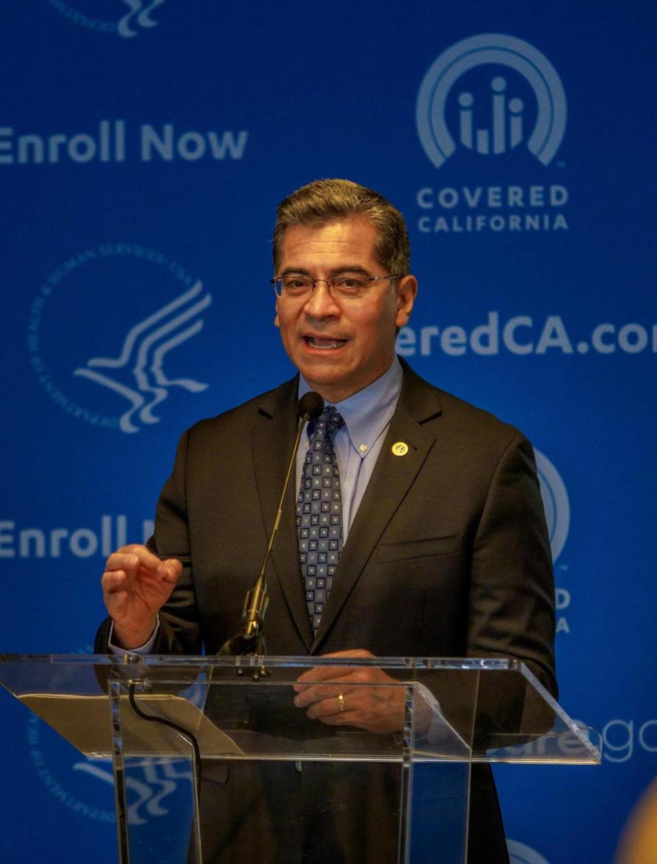 Xavier Becerra, secretario de Salud y Servicios Humanos de Estados Unidos, habla sobre la inscripción abierta a la Ley de Asistencia de Salud Asequible en Sacramento, en 2021. Becerra, el primer secretario latino del HHS, es de Sacramento