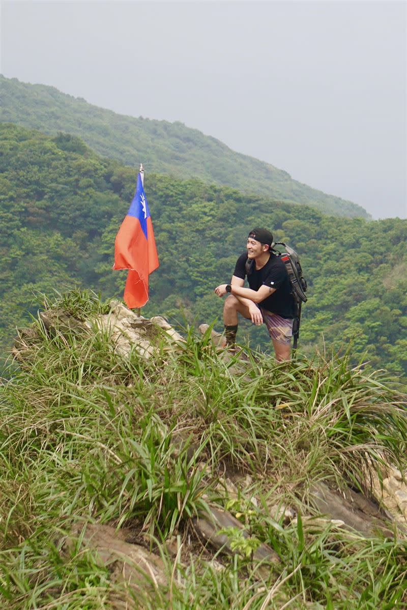 張本渝和趙駿亞都分享了登山後與台灣國旗合影的畫面，歡慶國慶。（圖／翻攝自張本渝、趙駿亞˙駿臨天下粉絲部臉書）