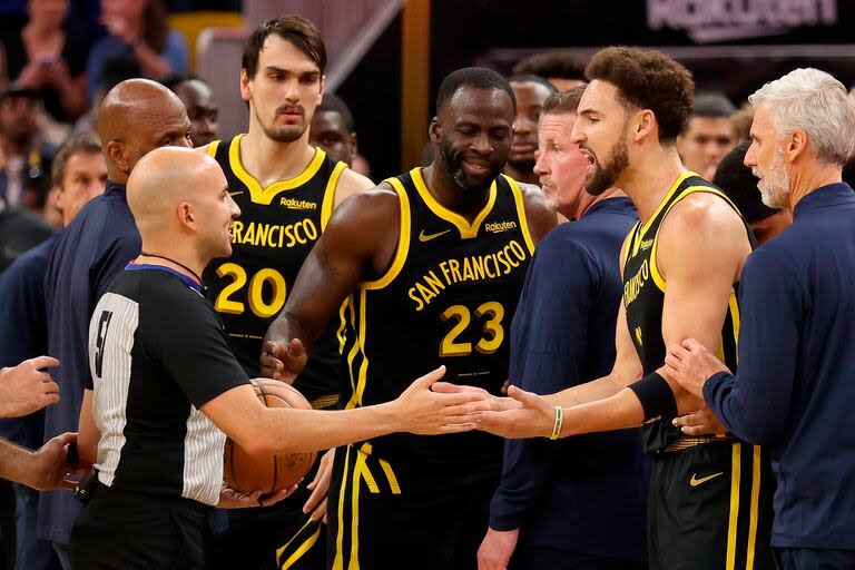 Klay Thompson y Draymond Green fueron expulsados después de esta acción en la que se enfrentaron con Rudy Gobert y Jaden McDaniels, que también tuvo que dejar la cancha