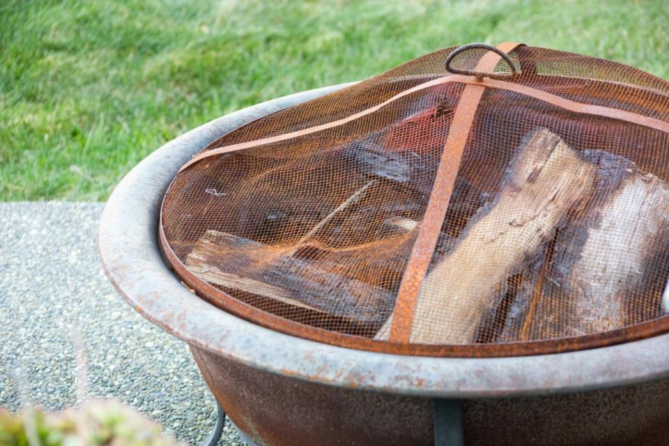 Fire pit with bronze-colored screen cover