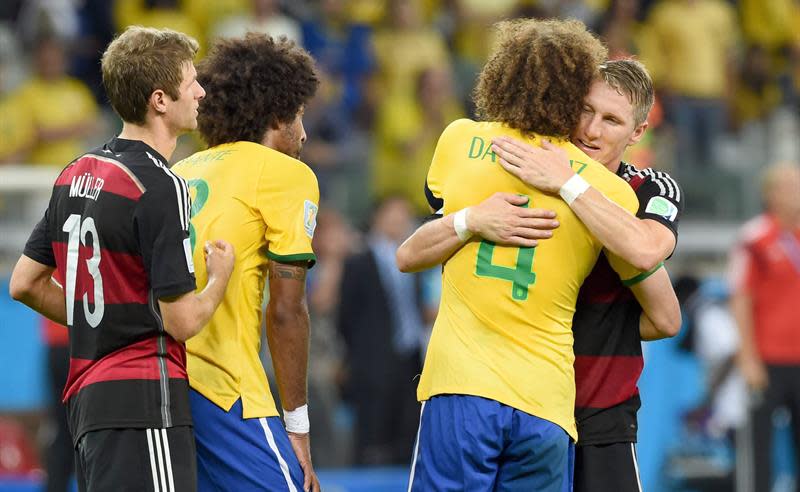 . Belo Horizonte (Brazil), 08/07/2014.- Germany&#39;s Bastian Schweinsteiger (R) and Thomas Mueller (L) comfort Brazil&#39;s David Luiz (no.4) and Dante (2nd L) after the FIFA World Cup 2014 semi final match between Brazil and Germany at the Estadio Mineirao in Belo Horizonte, Brazil, 08 July 2014. Germany won 7-1.(RESTRICTIONS APPLY: Editorial Use Only, not used in association with any commercial entity - Images must not be used in any form of alert service or push service of any kind including via mobile alert services, downloads to mobile devices or MMS messaging - Images must appear as still images and must not emulate match action video footage - No alteration is made to, and no text or image is superimposed over, any published image which: (a) intentionally obscures or removes a sponsor identification image; or (b) adds or overlays the commercial identification of any third party which is not officially associated with the FIFA World Cup) (Brasil, Alemania, Mundial de Fútbol) EFE/EPA/A3912/_Marcus Brandt EDITORIAL USE ONLY