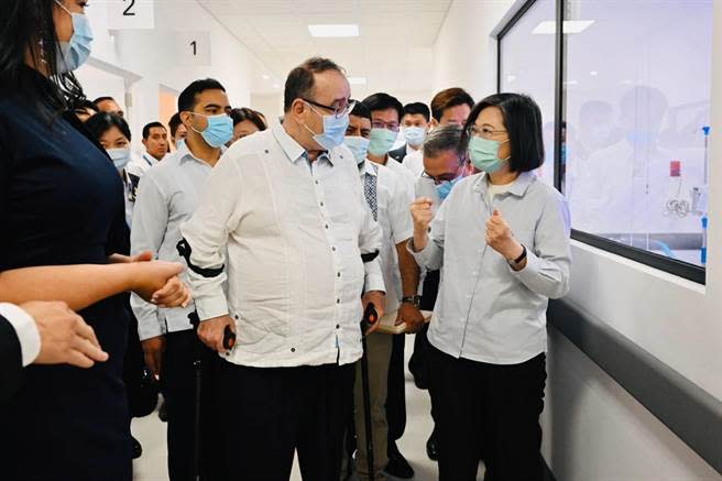 蔡英文總統參訪醫院新生兒中心(總統府提供)
