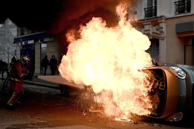 <p>La place d'Italie était samedi le théâtre de flambées de violence sporadiques. </p>