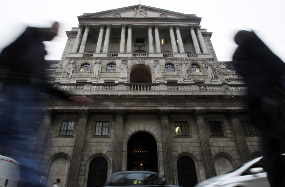 Pedestrians pass by The Bank of England building in London, Thursday, Oct. 27, 2011.  Investors flocked to the markets early Thursday after European leaders delivered a long-awaited action plan to tackle the eurozone debt crisis and slash Greece's massive debts.   (AP Photo/Kirsty Wigglesworth)