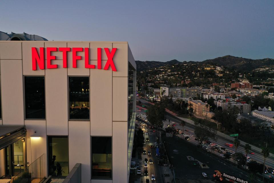 Netflix(NFLX)在疫情期間按年有高增長，訂閱人數達2億人。