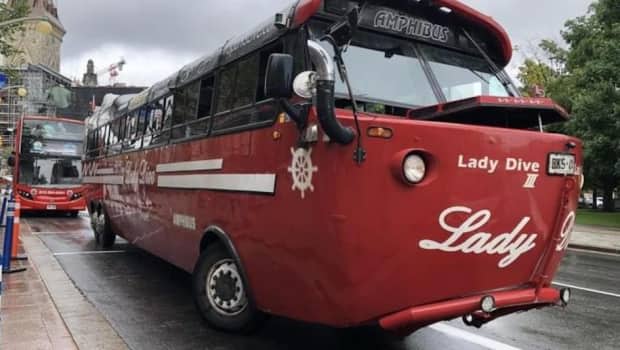 Lady Dive Tours was reaching full capacity this August long weekend for its water bus tours in Ottawa.  (Frédéric Pepin/Radio-Canada - image credit)
