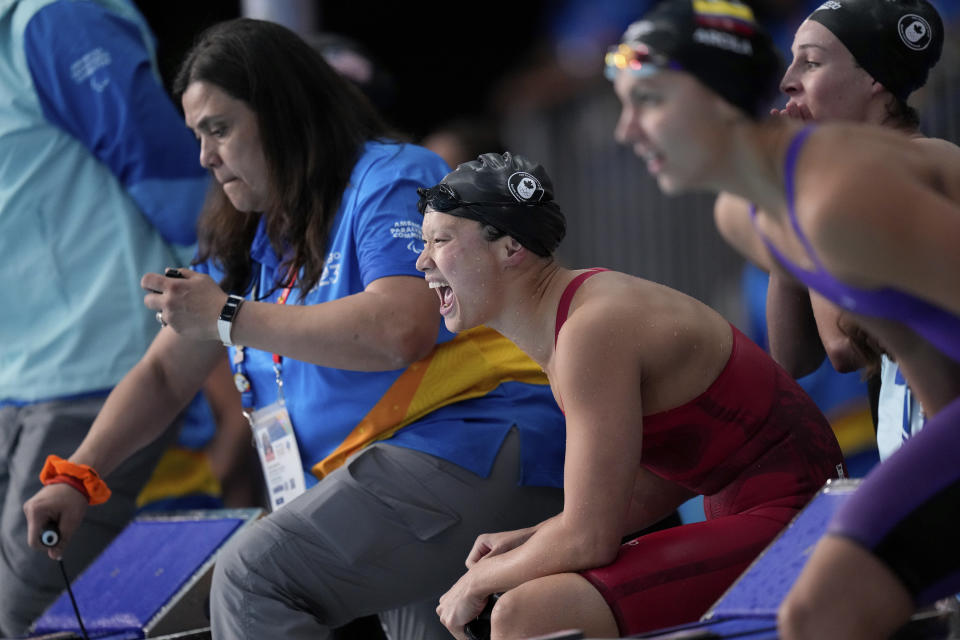 La canadiense Maggie Mac Neil alienta a sus compañeras durante la final del relevo femenino 4x100 combinado de los Juegos Panamericanos en Santiago, Chile, el miércoles 25 de octubre de 2023. (AP Foto/Silvia Izquierdo)