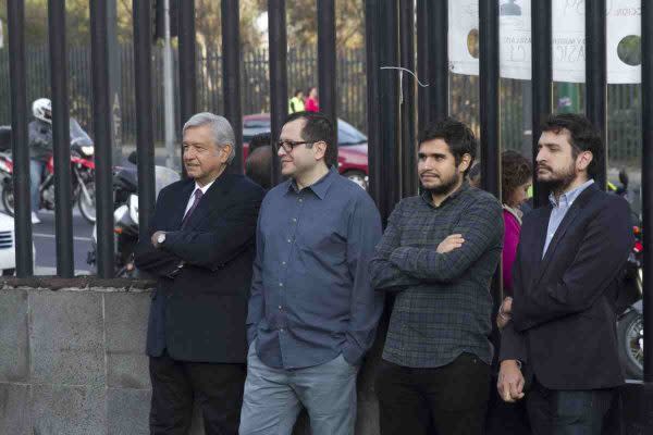 Gonzalo López Beltrán junto a su padre y hermanos