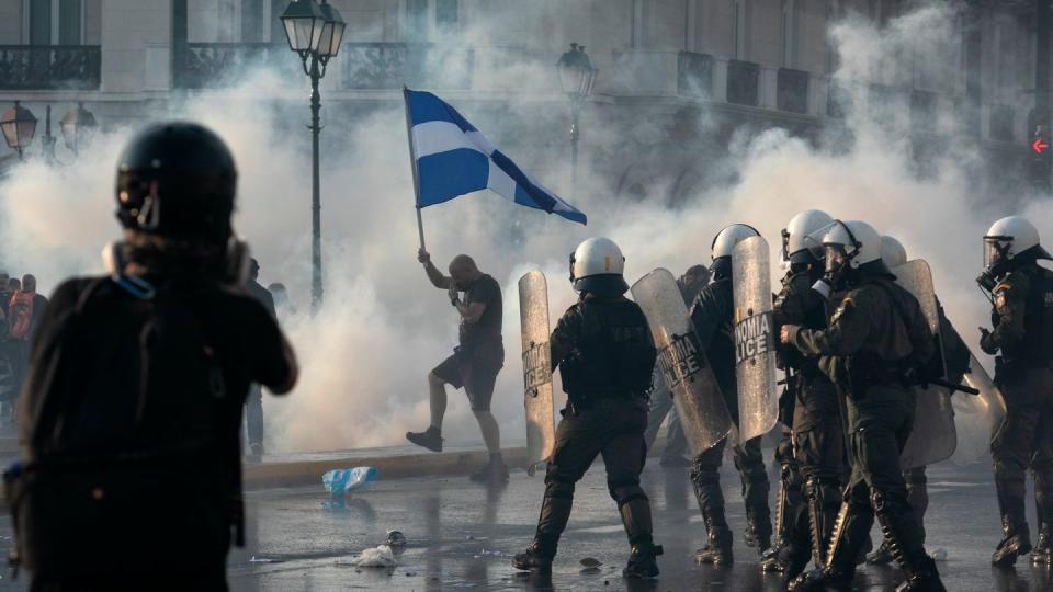 Die griechische Polizei setzt in Athen Tränengas und Wasserwerfer gegen impfkritische Demonstranten ein.