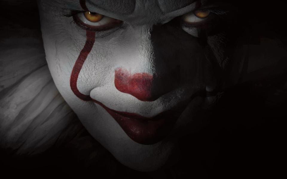 <p>Allein der unfertige Teaser von "Es" brachte auf dem SXSW-Festival das Publikum zum Schreien. Und den Segen von Stephen King, der den kindermordenden Clown Pennywise 1986 erfand, bekam die Neuverfilmung (auf DVD, Blu-ray und als VoD erhältlich) des Gruselromans auch. (Bild: Warner Bros. Ent. / Ratpac-Dune Ent. / Marco Grob)</p> 