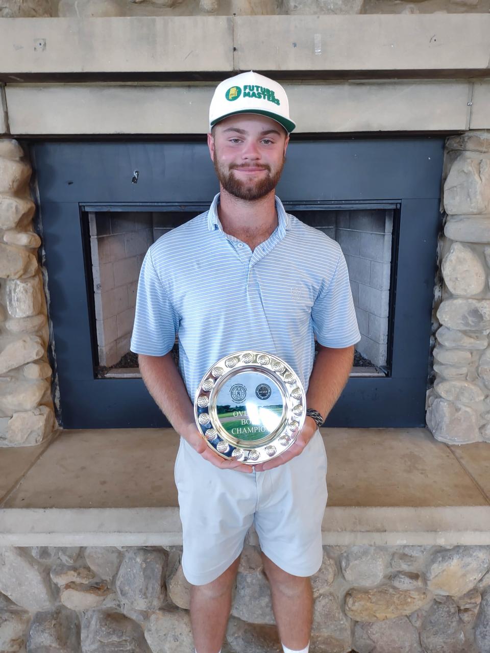 Braden Duvall sostiene su trofeo de campeonato general después de ganar la División Abierta Junior Masters Boys del Campeonato de la Ciudad de Pensacola en el Campo de Golf Municipal de Osceola el martes 20 de junio de 2023.