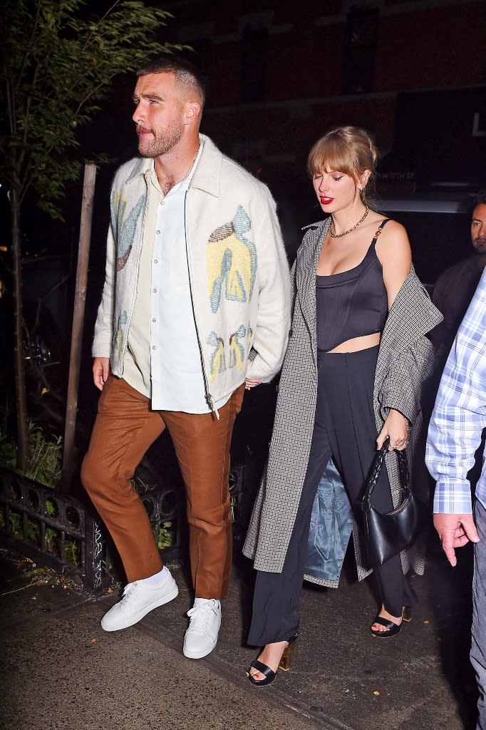 Taylor Swift and Travis Kelce hold hands as they arrive to the SNL after party. 15 Oct 2023.