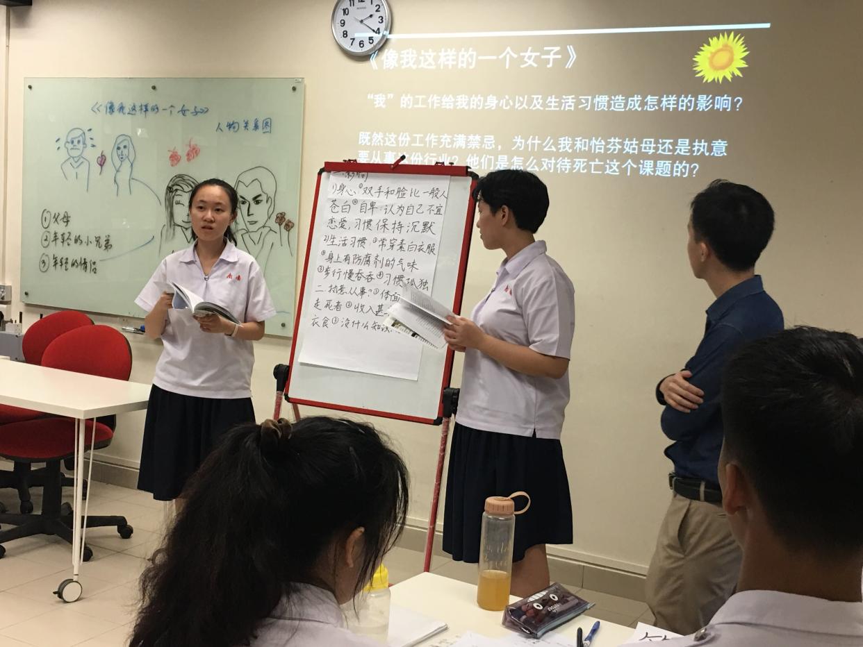 Chinese literature students at Nan Chiau High School giving a presentation on their analysis of a literary work to the class. (PHOTO: Chia Han Keong/Yahoo News Singapore)