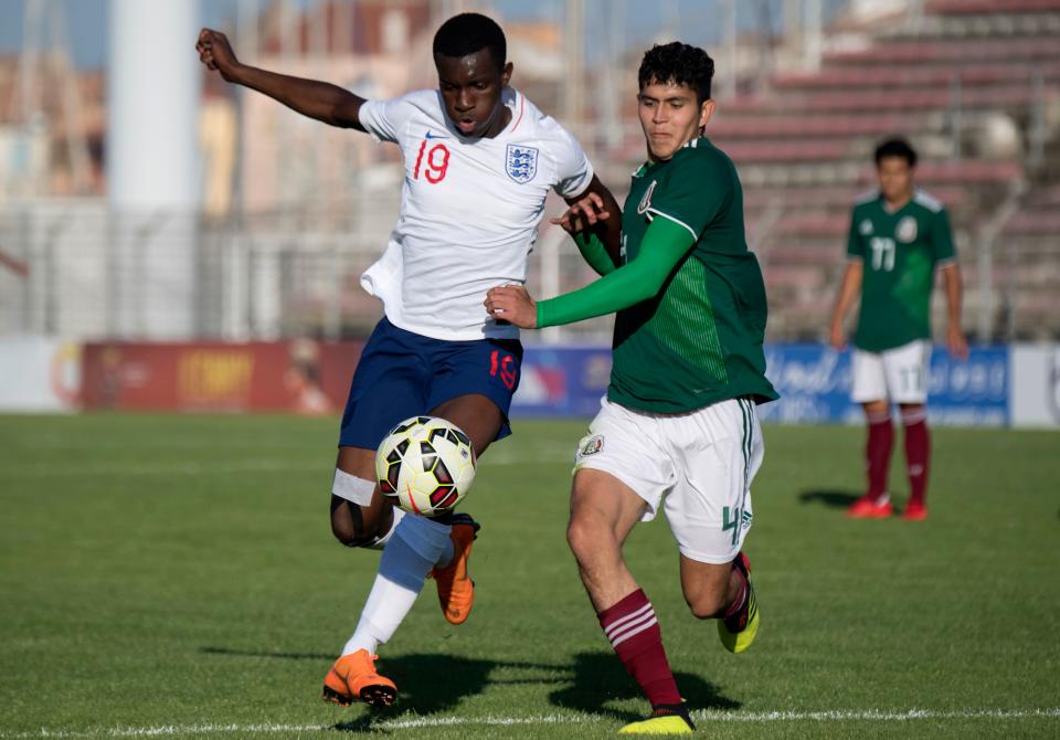 Mexico's defender Carlo Alonso Vargas Tenorio (L) vies with England's forward Edward Nketiah during the Maurice Revello International tournament Under 20 football football final match between England and Mexico at the Francis Turcan stadium in Martigues, southern France, on June 9, 2018. (Photo by BERTRAND LANGLOIS / AFP)        (Photo credit should read BERTRAND LANGLOIS/AFP/Getty Images)