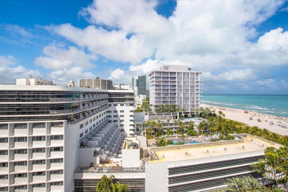 Representación del edificio de apartamentos Ritz-Carlton South Beach. Designed by well-regarded architect Kobi Karp, the building will have 30 residences, carrying price tags of at least $1 million. Above: A rendering of the condo./Kobi Karp