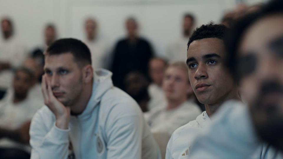 Niklas Süle (links) und Jamal Musiala lauschen konzentriert der Taktikbesprechung. (Bild: Amazon Studios)