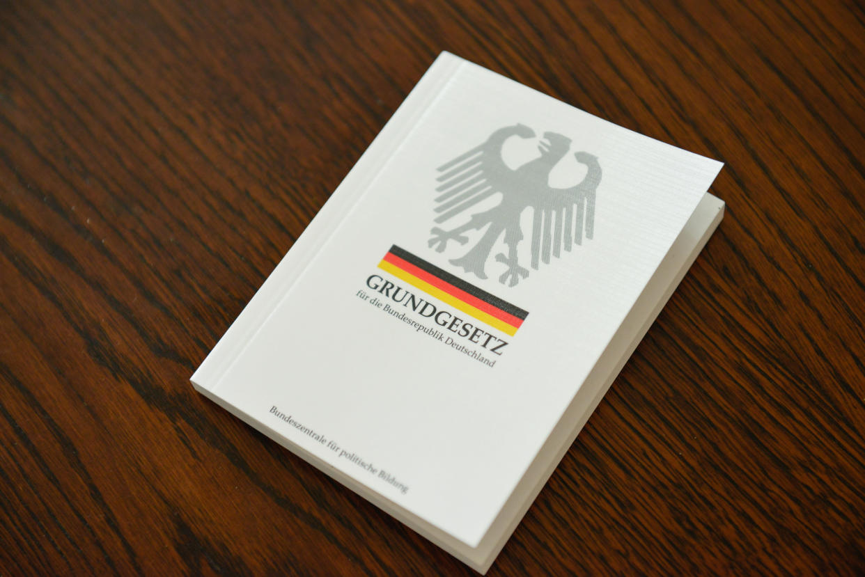 Ein Exemplar des Grundgesetzes (Bild: ddp Images)