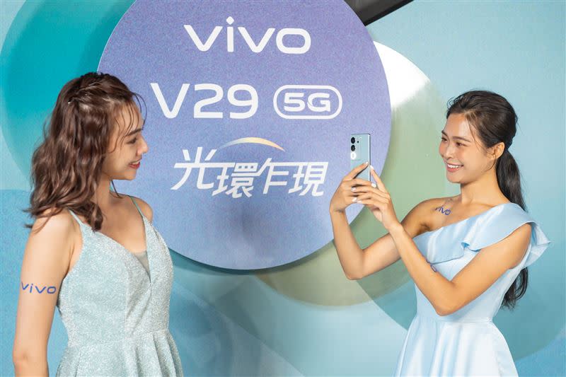 vivo V29 5G擁有vivo迄今最大、最高規格的柔光環，能隨心所欲手動自動無段式調整最佳色溫。