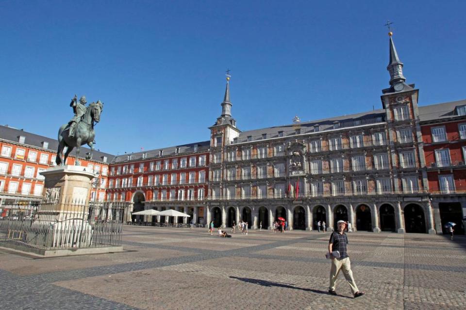 Estatua ecuestre del rey Felipe III en la Plaza Mayor de Madrid. EFE/ Paolo Aguilar