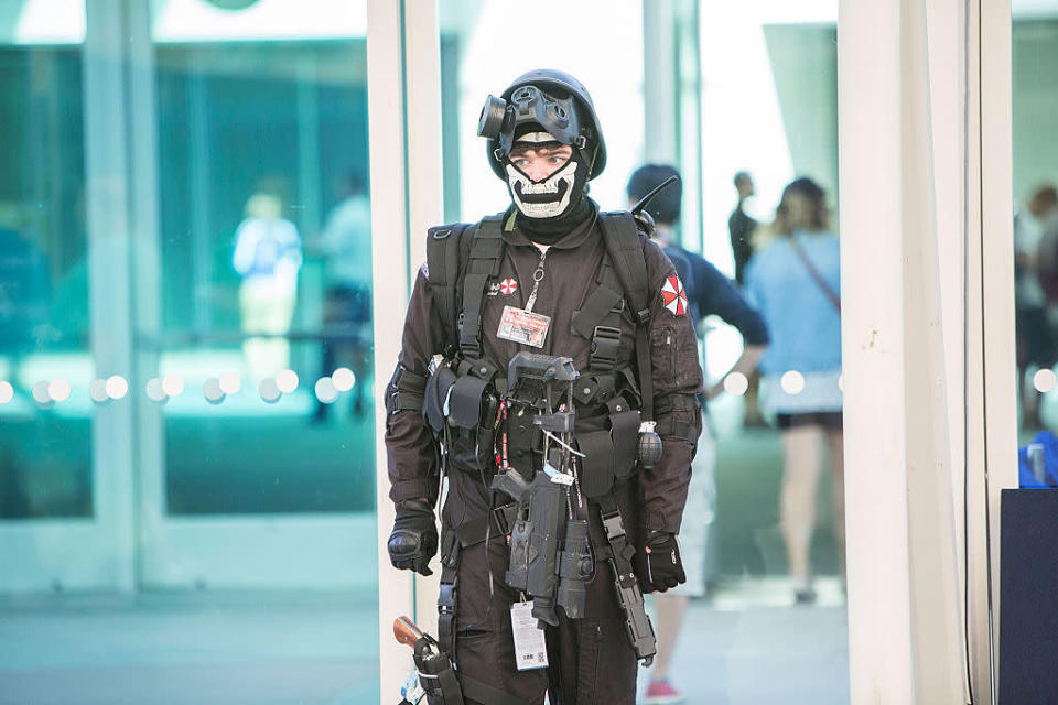 <p>This guy brought his own <i>Resident Evil</i>-inspired arsenal. <i>(Photo: Daniel Knighton/FilmMagic)</i><br></p>