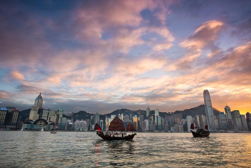 Hongkong ist teuer, stressig und chaotisch - das zumindest sind weit verbreitete Vorurteile. Tatsächlich stimmt zumindest das "teuer", weswegen sich Hongkong auf Platz fünf der teuersten Städte der Welt wiederfindet. (Bild: iStock/MightyChan)