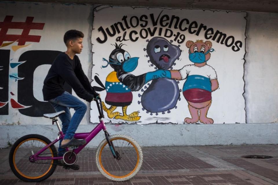 Adolescente en una bicicleta