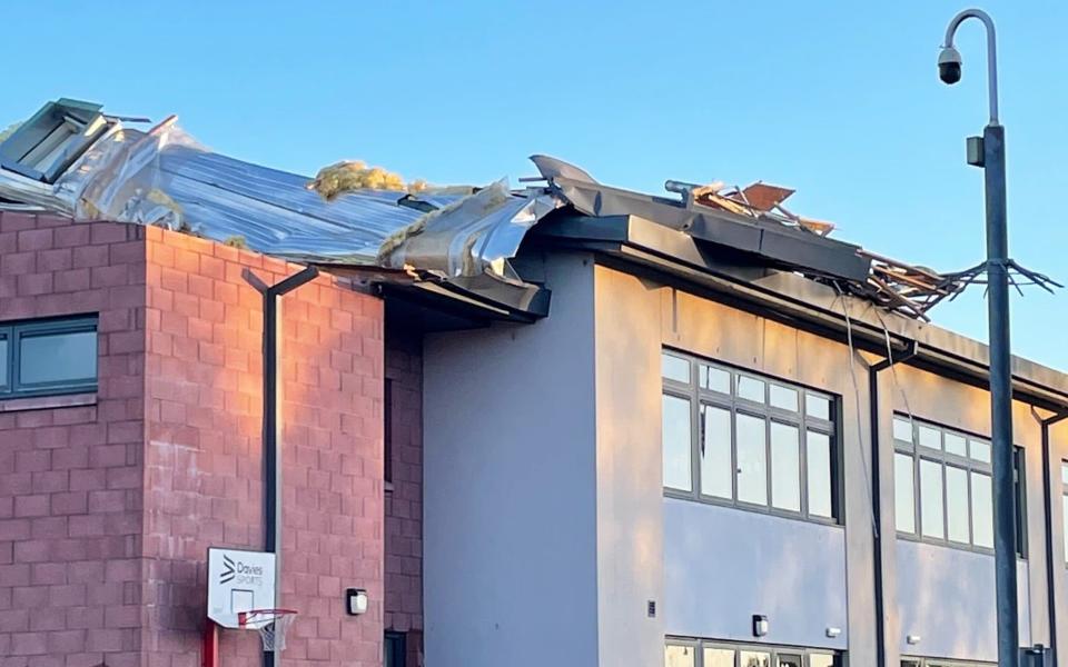 El techo dañado de la Escuela Primaria Burnside en Carnoustie, Angus, Escocia, como resultado de la tormenta Otto - Angus Council