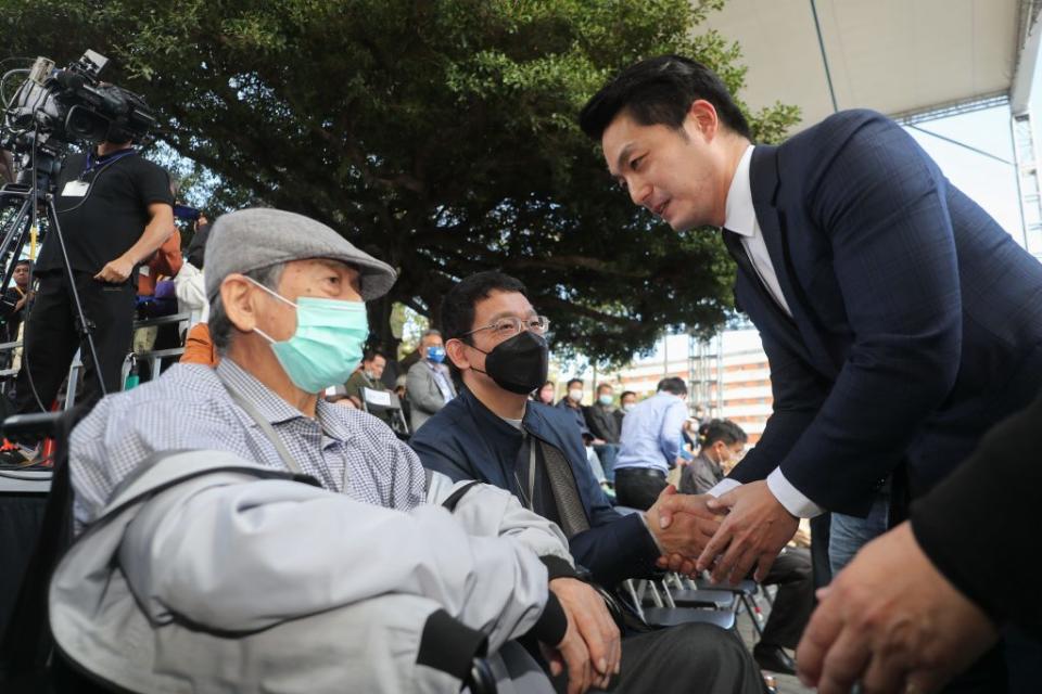 台北市二二八事件七十六週年紀念會二十八日下午在二二八和平公園紀念碑前舉行，市長蔣萬安（右）出席，逐一向與會受難者家屬等人致意。 （中央社）