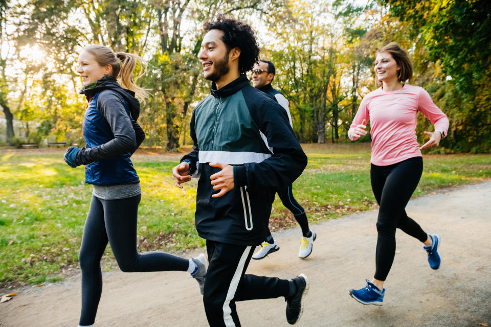 Ejercitarnos, disfrutar de estar al aire libre y relacionarnos socialmente son herramientas poderosas para fortalecer nuestras capacidades cognitivas. (Getty Creative)