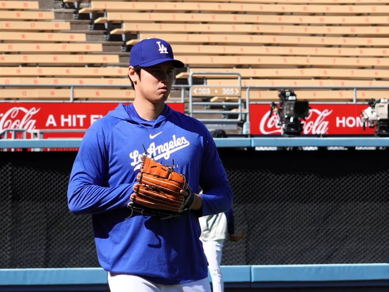 日本球星大谷翔平投球復健 效力洛杉磯道奇隊的日本球星大谷翔平2日在道奇球 場傳接球，這是他去年季末手肘開刀之後，逐漸恢復 投球練習的復健一部分。 中央社記者林宏翰洛杉磯攝  113年4月3日 