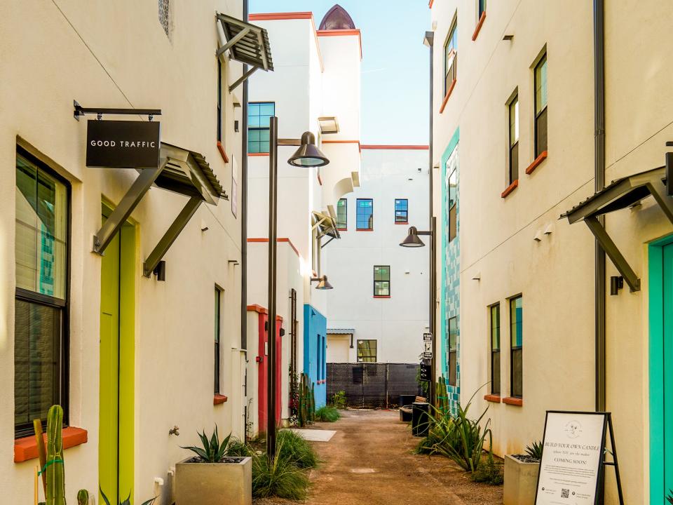 Culdesac Tempe: An alleyway lined with white buildings with red trimmings