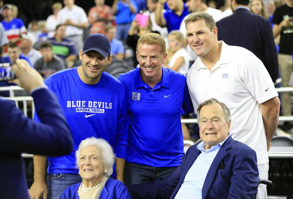 George H.W. and Barbara Bush pose with Tony Romo, Jason Garrett and Jason Witten. (Kevin Jairaj-USA TODAY Sports)