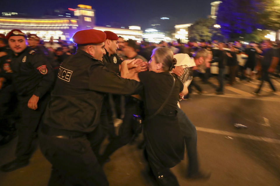 Manifestantes se enfrentan a la policía durante una protesta contra el primer ministro Nikol Pashinián, en Ereván, Armenia, el miércoles 20 de septiembre de 2023. (Vahram Baghdasaryan/Photolure vía AP)