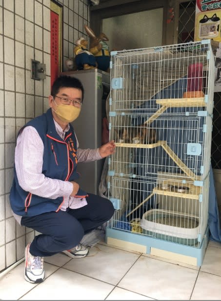 洪嘉仁與五股動物之家愛心認養小棧合照。   圖：新北市動保處提供